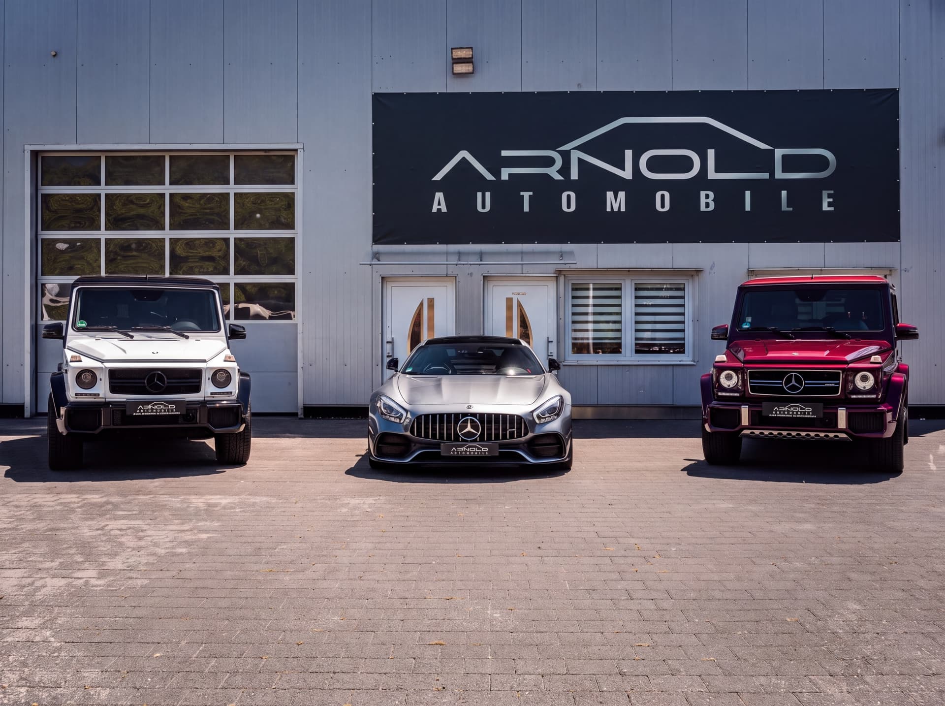 Fahrzeuge von Arnold Automobile vor der Halle in Tübingen