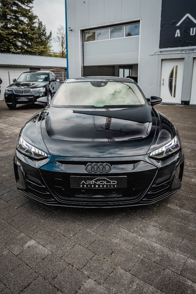 Audi e-tron GT in Schwarz vor Arnold Automobile