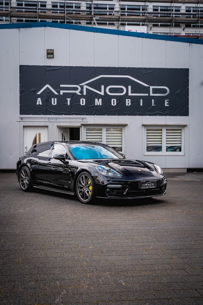 Porsche Panamera Sport Turismo vor der Halle in Tübingen