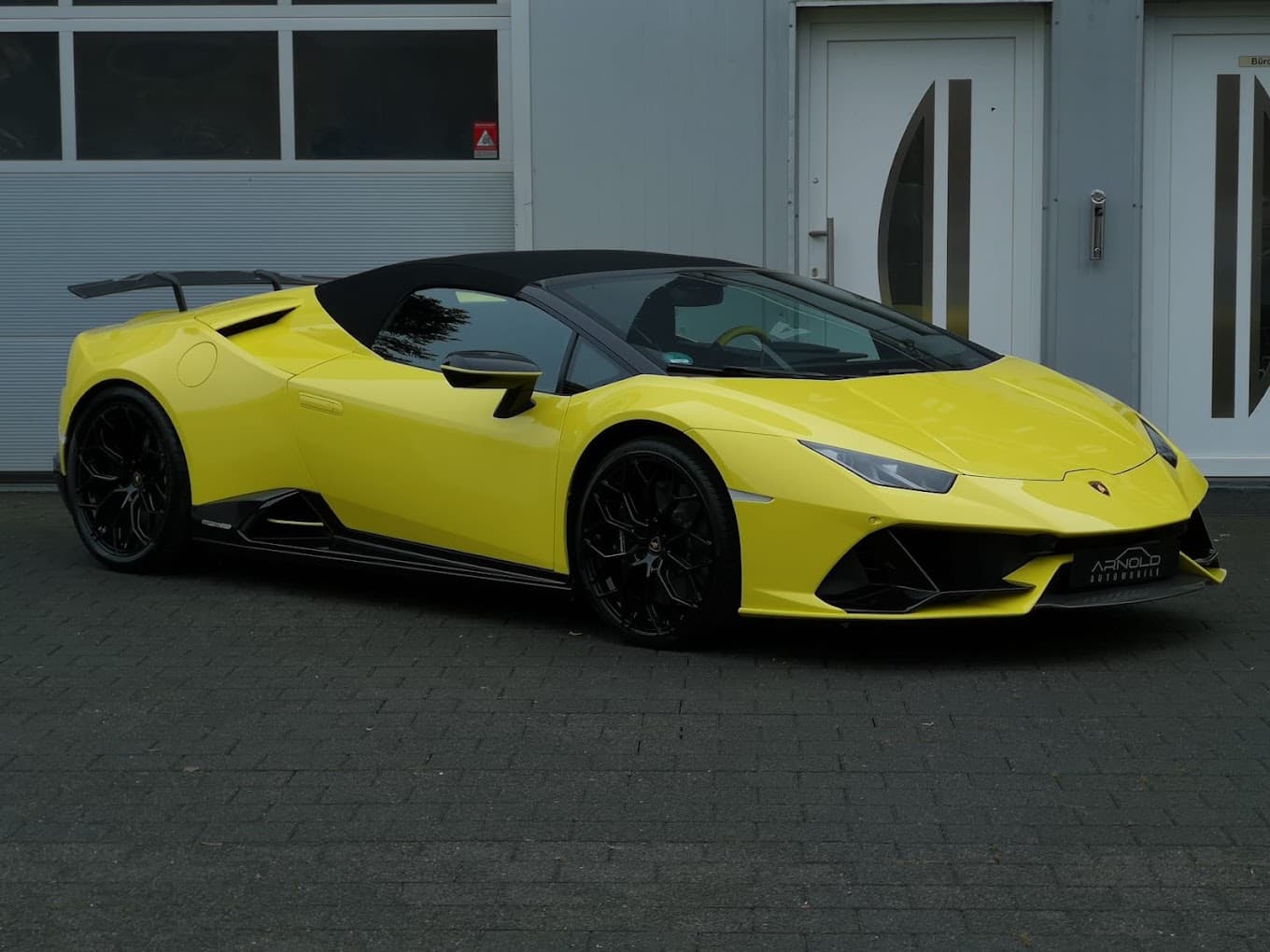 Lamborghini in Gelb vor Arnold Automobile