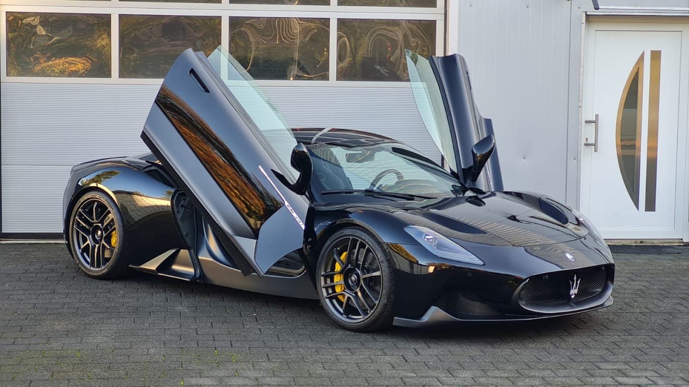 Sportwagen vor Arnold Automobile